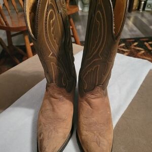 Classic Brown Cowboy Boots By Laredo...size 8
